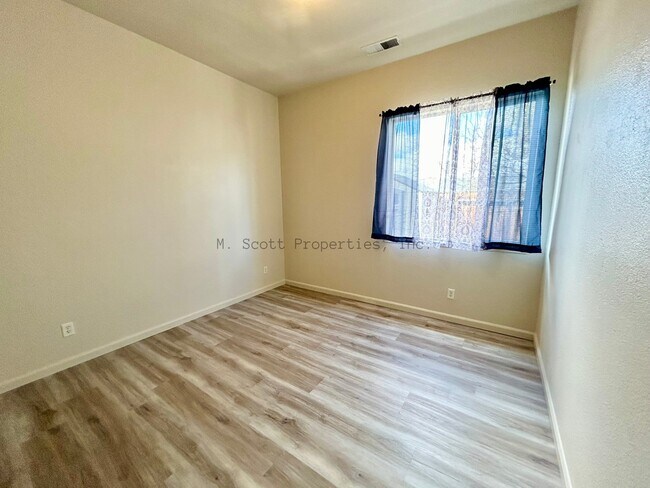Foto del edificio - 221 Bobcat Dr