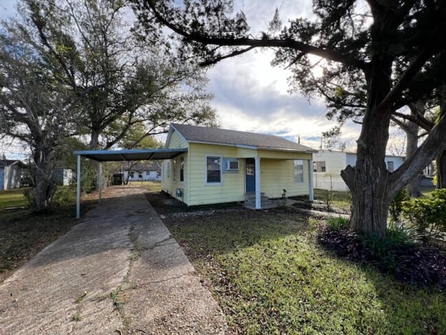 Building Photo - 2 Bedroom 1 Bathroom Home in quiet neighbo...