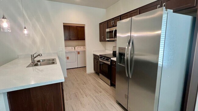 Foto del edificio - 1528 E Grovers Ave