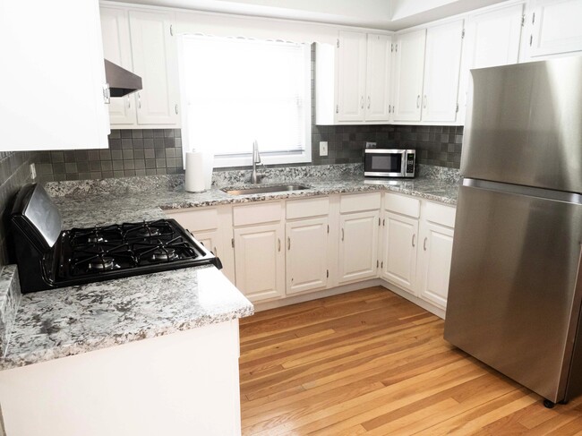Kitchen - 6033 W Matson Ave