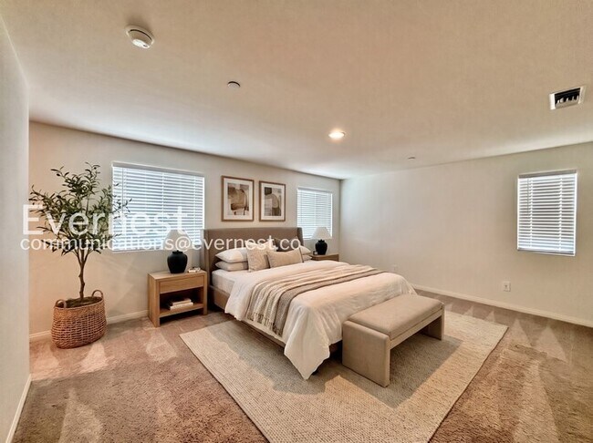 Building Photo - 4 Bed/3 Bath Home with Fenced Yard & Garage / Vouchers Accepted / Available Now!