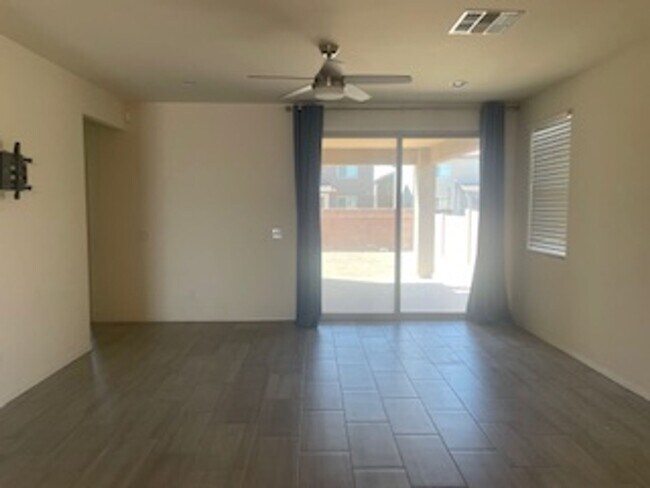 Building Photo - Brand new home in Marana with spacious flo...