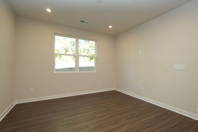 Foto del edificio - Brand New 3-Bedroom Townhome in Prime Char...