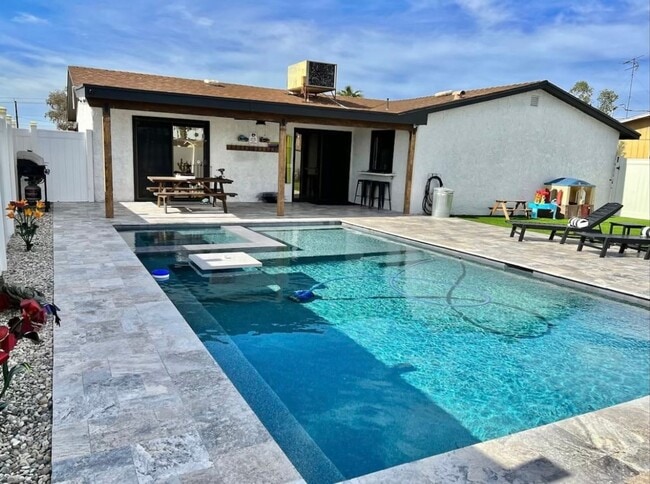 Foto del edificio - PENDING - Furnished Rental with Beautiful ...
