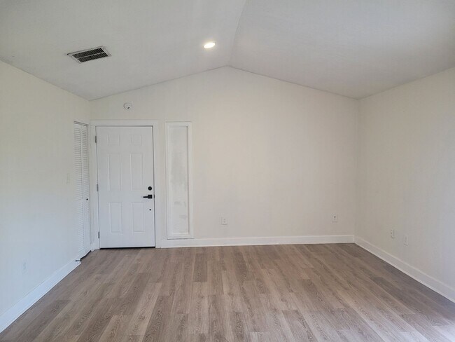 Foto del edificio - 1236 Dovehill Dr
