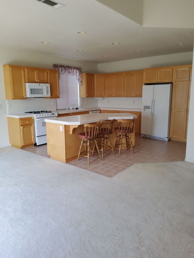 Building Photo - Beautiful house in great neighborhood with...