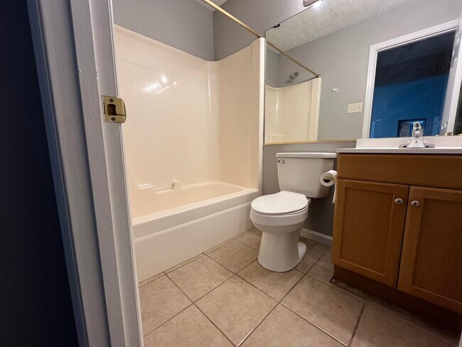 Building Photo - 404 Bradford Colony Dr