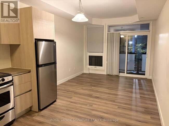 Building Photo - 335 College St