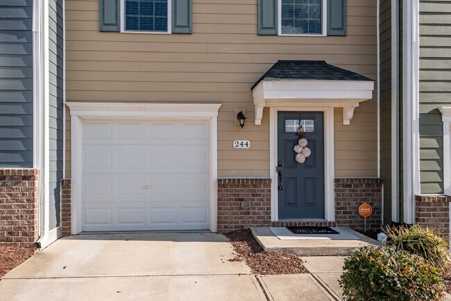 Building Photo - Beautiful Tri-Level Townhome Minutes From ...