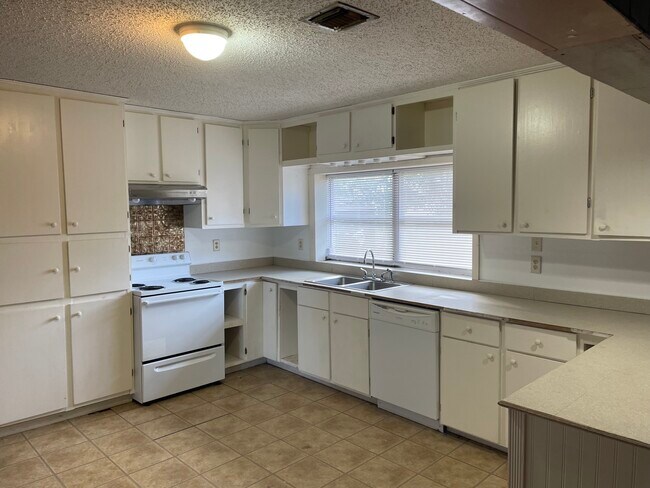 Building Photo - 615 Peyton Dr