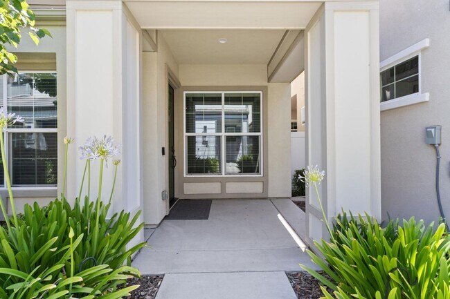 Foto del edificio - 3 Bed 2.5 Ba 2 Car Garage with solar!