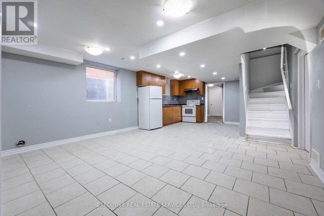 Building Photo - 6 Gosling St