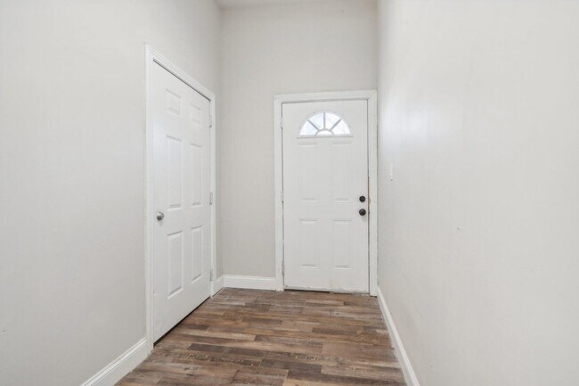 Building Photo - 3405 W Auer Ave