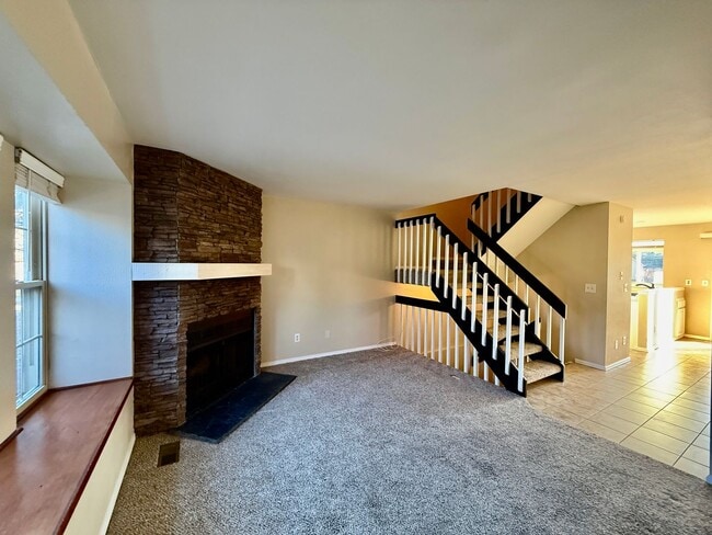 Building Photo - Beautifully Maintained 3 bedroom, 3.5 bath Home on West side