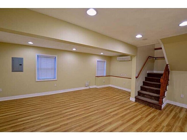 Building Photo - 3 Bedroom 1.5 Bath House for Rent! Legacy ...