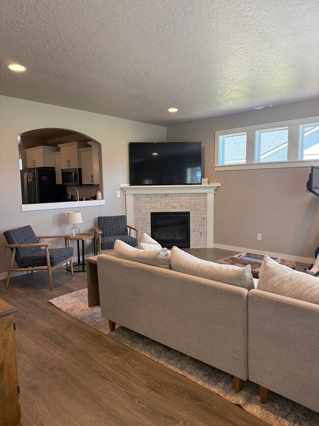 Building Photo - Beautiful 4-bdr with Bonus Loft and 3-car garage in Sisters!