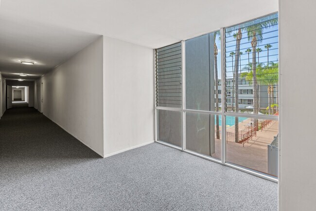 Foto del edificio - 4915 Tyrone Ave