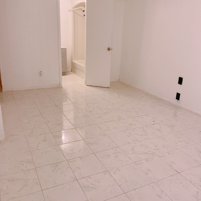 Building Photo - 533 Scranton Rd
