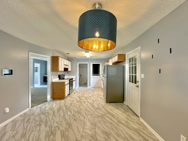 Building Photo - 1717 Largo Cir