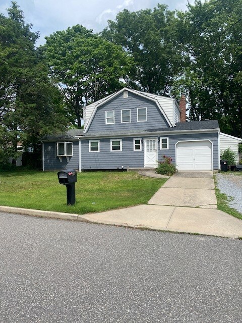 Primary Photo - 19 Cayuga Ave