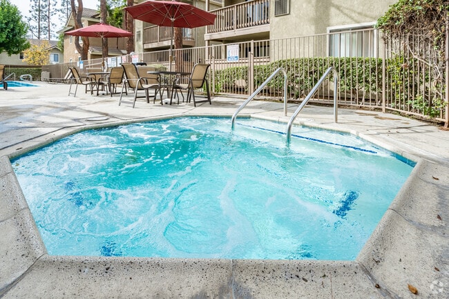 Pool and Spa - Rolling Ridge Apartments