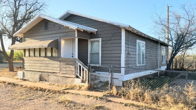 Foto del edificio - Quiet Charm Meets Comfortable Living: Your Perfect 2-Bedroom Retreat in Snyder!