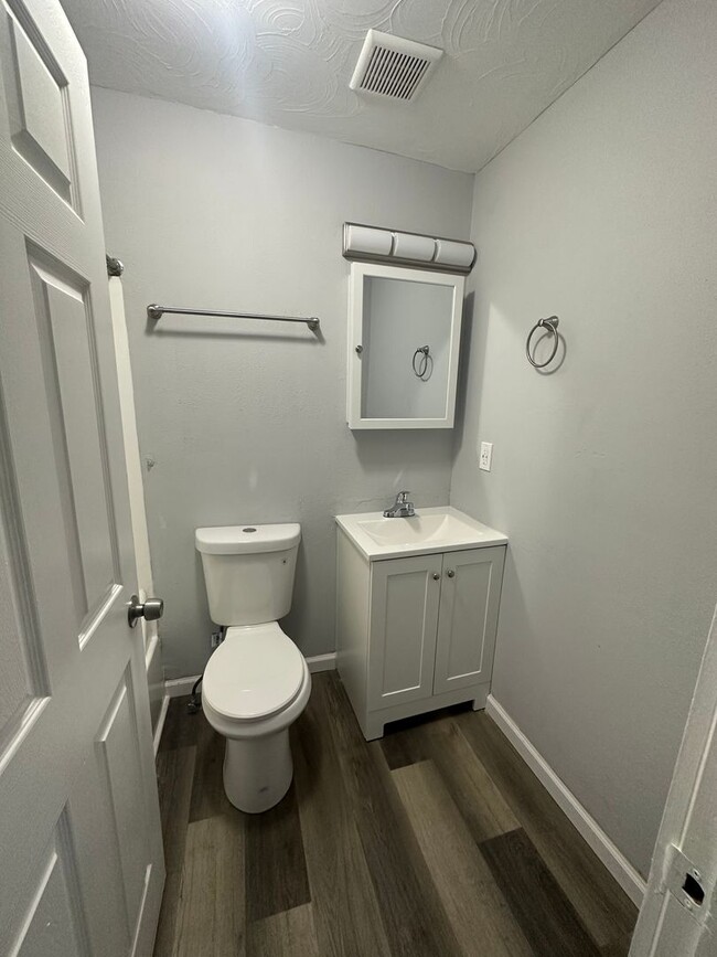 Building Photo - 3bd Single Cleveland East Side Cash Pay
