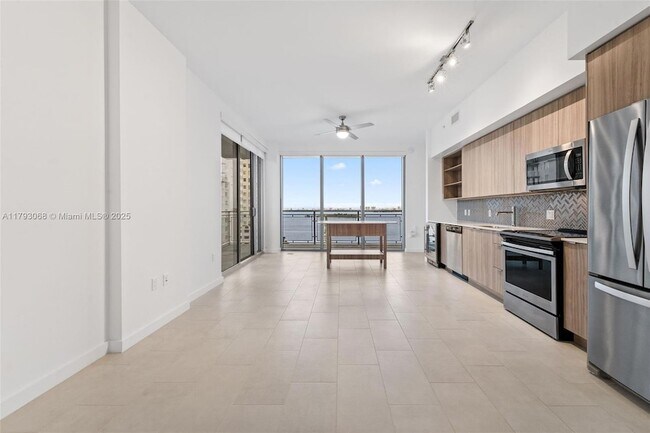 Foto del edificio - 2150 N Bayshore Dr