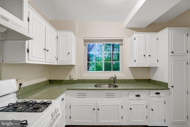 Building Photo - 3200 Martha Custis Dr