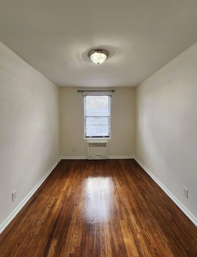 Foto del edificio - 1366 East 100th Street