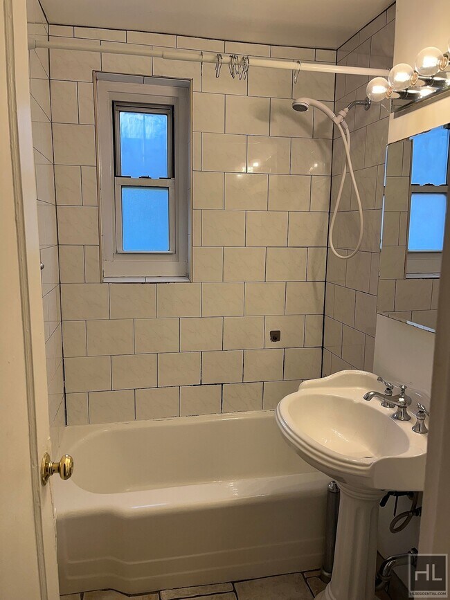 Foto del edificio - Large One Bedroom in Auburndale/Bayside NY