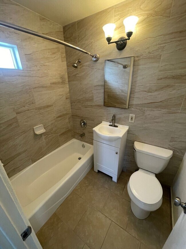 Foto del edificio - Mission Beach 1Bed 1 Bath steps from the water!