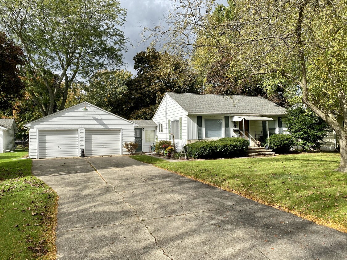 1108 Seymour St, Grand Ledge, MI 48837 House Rental in Grand Ledge, MI