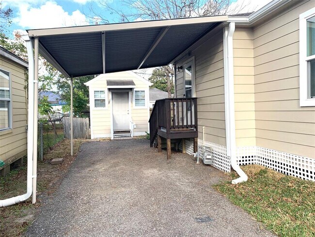 Building Photo - 3405 Seabrook St