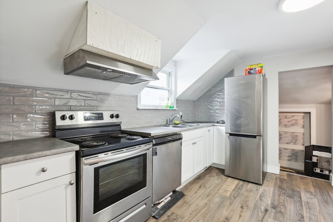Photo du bâtiment - Bright 1 Bedroom Upper-Level Unit – All Ut...