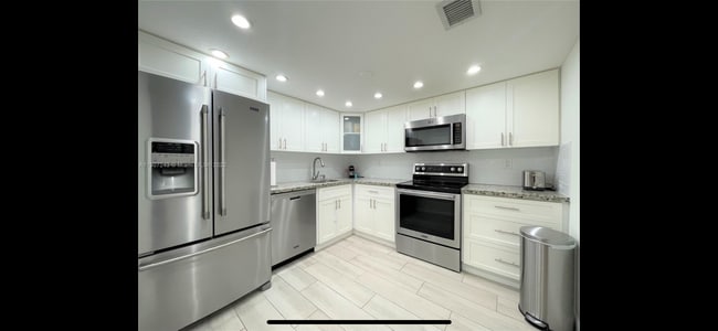 Building Photo - 2600 Collins Ave
