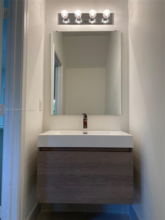 Foto del edificio - 4034 Peppertree Dr