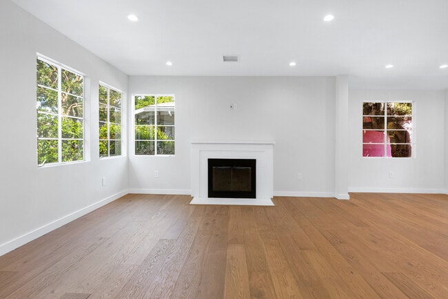 Building Photo - 3444 S Bentley Ave