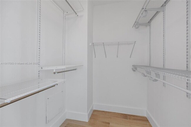 Foto del edificio - 601 NE 36th St