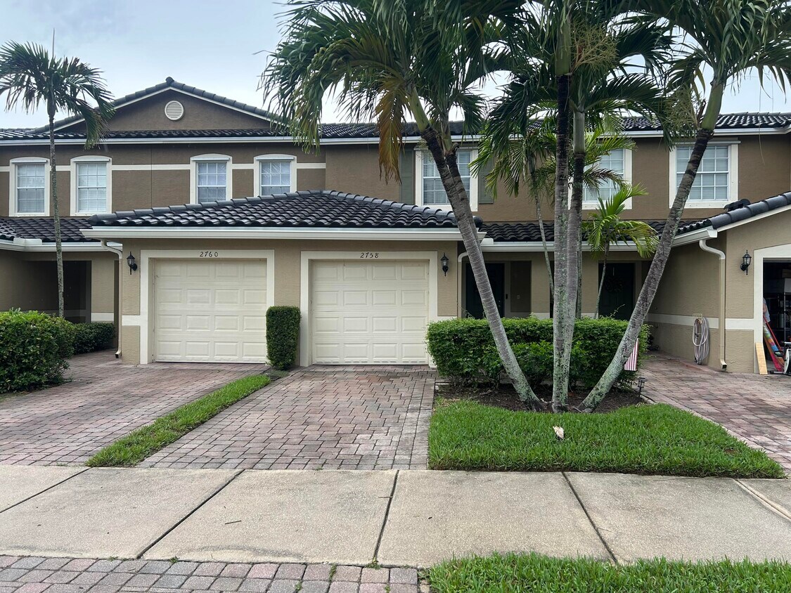 Foto principal - 2758 SE Birmingham Dr