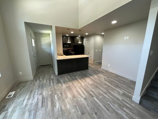 Building Photo - 2 bedroom 2 1/2 bath 2 car Garage dog friendly.