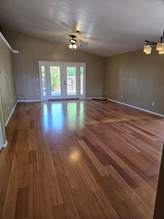 Building Photo - 3 bed 2 bath  Home for Rent in Grants Pass