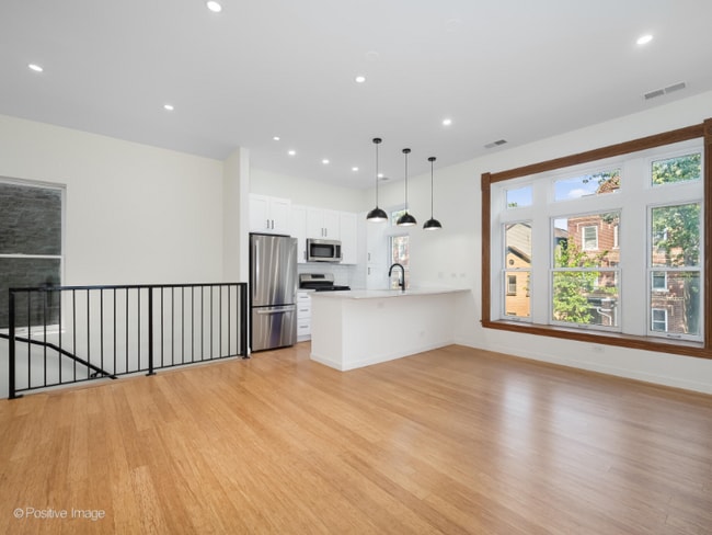 Photo - 842 N Wolcott Ave (Chicago, IL) Apartments