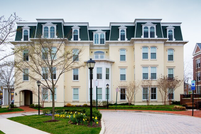 900 NW Exterior - 900 N Washington St
