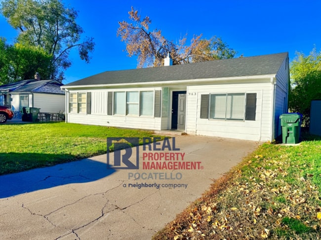 Building Photo - 5 bed 1.5 bath house - Pet Friendly