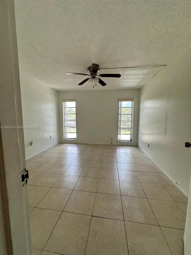 Foto del edificio - 4848 NW 24th Ct