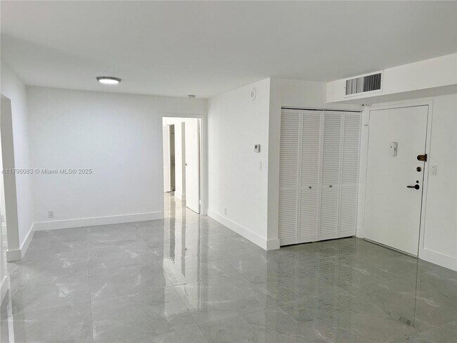 Building Photo - 16909 N Bay Rd