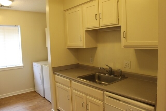 Foto del edificio - Two Bedroom Condo Steps to Coligny Beach