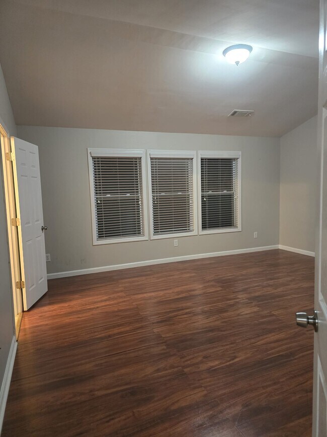 Building Photo - 1642 Balvaird Dr