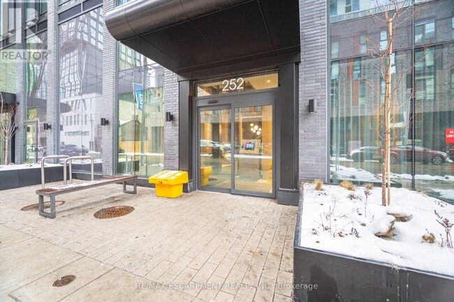 Photo du bâtiment - 252 Church St